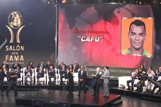 El ex futbolista brasileño Marcos Evangelista de Morães 'Cafú' (c) fue homenajeado durante la Ceremonia de Investidura del Salón de la Fama Pachuca 2018.