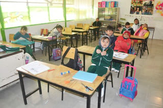 Temperatura. Debido a que algunas ventanas no contaban con vidrios, los docentes de algunas escuelas de Torreón colocaron hule para proteger a los estudiantes. (ANGÉLICA SANDOVAL)