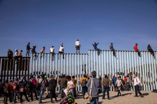 Cientos de migrantes procedentes de Centroamérica realizaron una caminata de 10 kilómetros para llegar a Playas de Tijuana, donde algunos aprovecharon para asearse y otros para conocer el muro fronterizo que divide a México y Estados Unidos. (NOTIMEX)