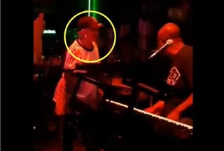  Christina Aguilera acudió a un café-bar de Nuevo Orleans en donde la banda que se encontraba presentando un show le negó subir al escenario y cantar.  (ESPECIAL)
