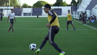 Guillermo Ochoa golpea el balón durante el segundo entrenamiento de ayer de la Selección Mexicana.