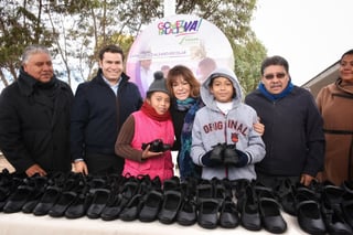 Zapatos. Se entregaron pares de calzado escolar en la primaria del ejido Los Ángeles.