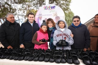 Educación. La presidenta Leticia Herrera Ale entregó 170 pares a la totalidad de los alumnos de la primaria 17 de Octubre. (CORTESÍA)