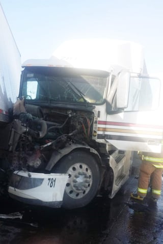 Accidente. Se impactan camiones en la carretera Gómez Palacio-Gregorio A. García. (ARCHIVO) 