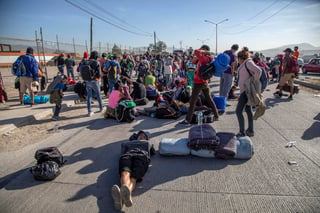 'Los puertos de entrada están llenos a capacidad. Las personas que vengan a presentar su reclamo de asilo van a tener que esperar en México a que tengamos espacio y cupo en esos puertos de entrada. (NOTIMEX)
