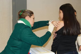 Prevención. Personal del IMSS acude al núcleo de la UJED para realizar vacunación contra la influenza a estudiantes. (EL SIGLO DE TORREÓN)