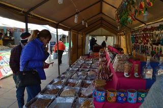 Invitación. Puestos de alimentos, artesanías y hasta licores se han instalado desde ayer en la plaza principal de Matamoros.