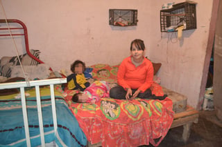 Ayuda. Adriana perdió su pierna en un accidente y ahora pide el apoyo de la ciudadanía para sacar adelante a sus hijos. (ANGÉLICA SANDOVAL)