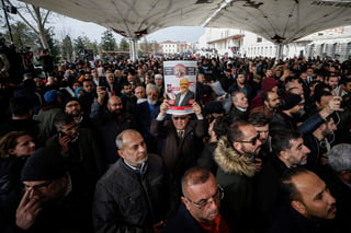 Celebraron en una céntrica mezquita de Estambul en su honor un funeral simbólico y sin ataúd. (AP)