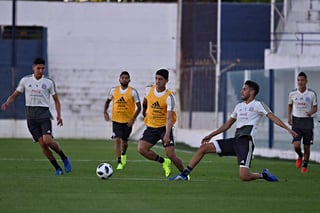 Los jugadores mexicanos entrenan en la cancha de Belgrado previo a su partido ante Argentina. (Especial)