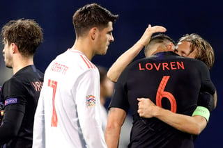 Álvaro Morata pasa junto a la celebración de los croatas Luka Modric y Dejan Lovren.