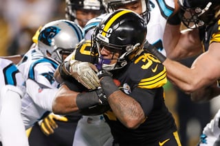 El running back de los Steelers de Pittsburgh, James Conner (30), corre para un touchdown durante la primera mitad del partido contra Carolina.