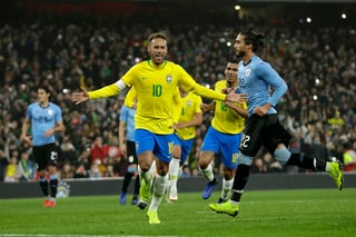 El delantero Neymar festeja tras anotar por la selección brasileña en el partido amistoso ante Uruguay, en el Estadio Emirates de Londres.