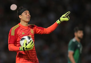 El portero Guillermo Ochoa estuvo atento durante el partido de ayer en Córdoba, Argentina.