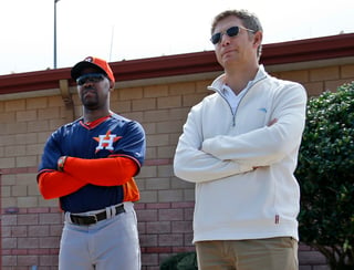 El manager Bo Porter (izquierda), de los Astros de Houston, y el director de scouts Mike Elías durante un entrenamiento de pretemporada en Viera, Florida, en 2014.