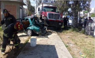 Fuentes locales informaron que el accidente ocurrió alrededor de las 12:30 horas de hoy en dicha vialidad de Atizapán, a la altura del fraccionamiento Villas de la Hacienda. (ARCHIVO)