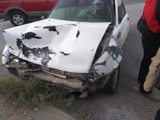 Los hechos ocurrieron alrededor de las 07:00 horas, cuando un Nissan Tsuru impactó en el costado a un automóvil marca Mitsubishi. (EL SIGLO DE TORREÓN)