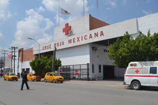 Acuden. Apoyaron paramédicos de la Cruz Roja a la mujer lesionada. (EL SIGLO DE TORREÓN)