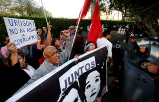 Protesta. Opositores a García se congregaron frente a la delegación diplomática para protestar, así como seguidores del político.