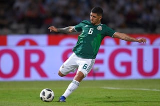 Víctor Guzmán, de México, patea el balón durante un juego amistoso.