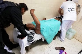 Lesión. El joven presentó una lesión por arma de fuego en el costado izquierdo y fue trasladado a un hospital de Torreón