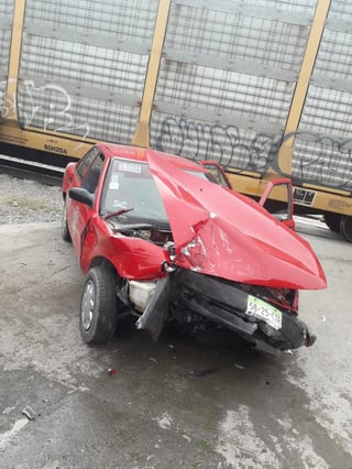 Saldo. El automóvil fue pérdida total, luego de que el tren lo impactó y chocó contra otra unidad de taxi. (EL SIGLO DE TORREÓN)