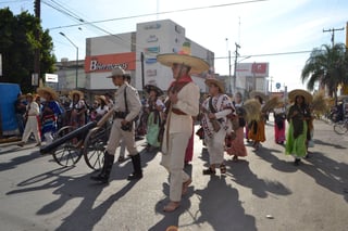 Desfile. Miles de personas participaron en contingentes del tradicional desfile con motivo del aniversario de la Revolución Mexicana.