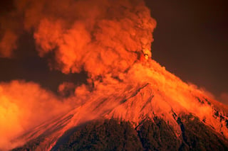 Advierten. Aún se mantiene la alerta ante la posibilidad de nuevos flujos piroclásticos del volcán. (EFE)