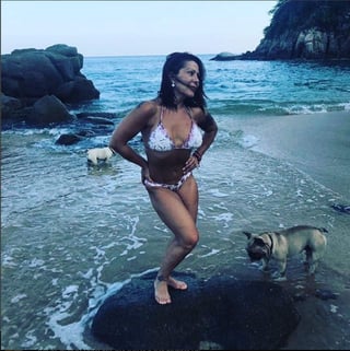 La Guzmán sale en la foto con un bikini blanco acompañada de sus dos cachorros. (ESPECIAL) 