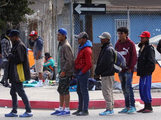 Las autoridades de la ciudad fronteriza de Tijuana arrestaron a 34 integrantes de la caravana de migrantes centroamericanos por infracciones menores y los entregaron para ser deportados. (ARCHIVO)