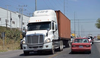 Déficit. De acuerdo a especialistas, en México existe actualmente un déficit de 25 mil conductores de vehículos de carga. (ARCHIVO)