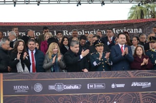 Evento. El gobernador del Estado, Miguel Ángel Riquelme Solís, encabezó el tradicional Desfile Revolucionario frente a las instalaciones del Estadio Monclova.