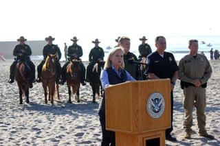 Reacción. La secretaria del Departamento de Seguridad Nacional, Kirstjen Nielsen, dio una rueda de prensa en playa Imperial. (EFE)