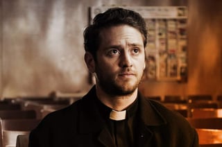 El actor Christopher Uckermann interpreta a un sacerdote en la serie Diablero. (ARCHIVO)
