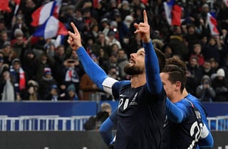 Olivier Giroud festeja su gol en el amistoso contra Uruguay, ayer, en el Estadio de Francia en Saint-Denis.