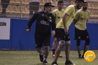 El entrenador argentino Diego Maradona ya prepara a sus jugadores para la ida de las semifinales ante Juárez. (Especial)