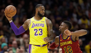 Durante la presentación de los jugadores, los fanáticos se pusieron de pie para ovacionar al tres veces campeón de la NBA el miércoles, antes del primer encuentro de James en Cleveland desde que firmó con los Lakers de Los Ángeles el verano pasado. (AP)