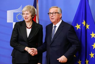 Negociación. El presidente de la Comisión Europea y la primera ministra del Reino Unido analizan negociación. (EFE)