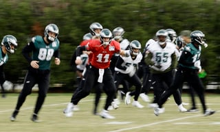 El quarterback de los Eagles de Filadelfia, Carson Wentz, durante una práctica en las instalaciones del equipo de la NFL en Filadelfia.