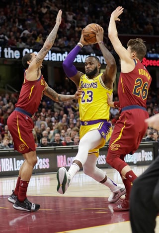 LeBron James, de los Lakers de Los Ángeles, en una jugada contra los Cavaliers de Cleveland.