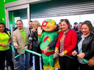Sonia Villarreal Pérez, presidenta municipal de Piedras Negras, dijo estar contenta con el inicio de operaciones de la nueva tienda. 