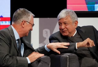 López Obrador defendió la creación del Consejo Asesor Empresarial, en el que se encuentra el dueño de TV Azteca, pues dijo que será su trabajo como presidente recoger los puntos de vistas de la iniciativa privada. (AP)
