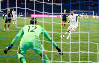 Sergio Ramos, de España, se dispone a cobrar un penal frente a Lovre Kalinic, arquero de Croacia, durante un juego de la Liga de Naciones de la UEFA.
