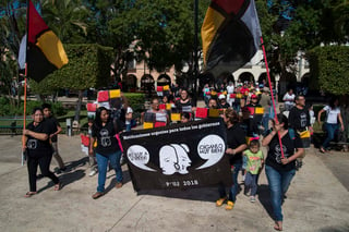 Representaciones de 44 grupos o etnias indígenas de Yucatán, marcharon por las calles de Mérida para oponerse a mega proyectos entre ellos el Tren Maya, sin que se consulte a los grupos autóctonos de los Estados en donde pasará la obra. (EL UNIVERSAL)