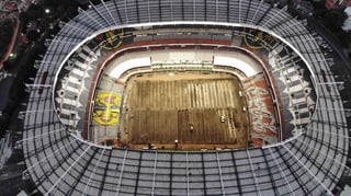Después del trago amargo que significó la cancelación del juego de la NFL entre Chiefs y Rams por el mal estado de la cancha del Estadio Azteca, iniciaron los trabajos para arreglarla a pocos días de que inicie la Liguilla del futbol mexicano. (EL UNIVERSAL)