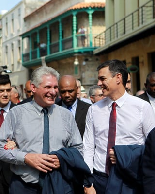 Cambio. Pedro Sánchez (Der.) caminó, chaqueta en mano, por La Habana Vieja junto al mandatario cubano, Miguel Díaz-Canel. (EFE)