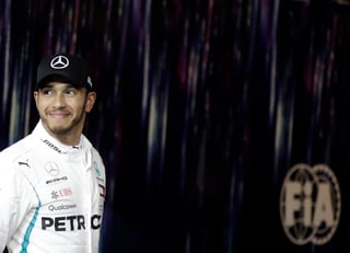 El piloto de Mercedes Lewis Hamilton sonríe tras ganar la pole position para el Gran Premio de Fórmula Uno.