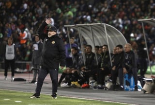 Diego Armando Maradona da indicaciones desde su zona técnica en la semifinal de vuelta del Ascenso MX.
