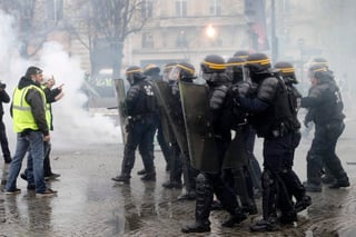 De frente. La policía francesa trató de controlar a los manifestantes radicales en las protestas de ayer en París.