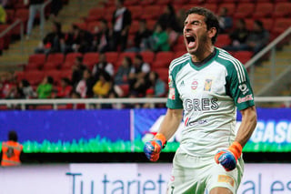 Nahuel Guzmán festeja un gol de su equipo, Tigres, ante las Chivas de Guadalajara. (Jam Media)